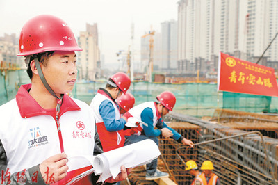 用镜头记录为洛阳建设奉献激情与汗水的身影